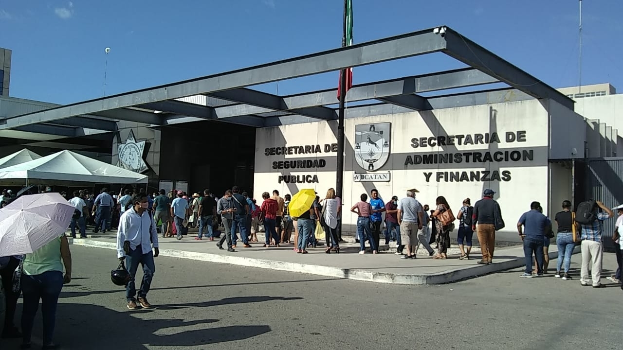 Conductores de Mérida abarrotan el módulo de reemplacamiento en el último día del trámite: VIDEO