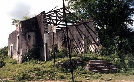 Después de que los mayas quemaron el inmueble se quedó en ruinas y sin techo, hasta el 2003