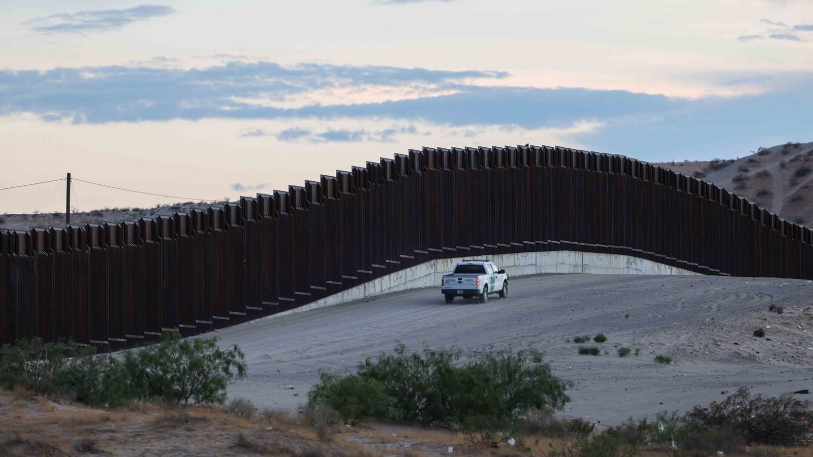 Hombre mata a migrante y hiere a otro en la frontera México-EU