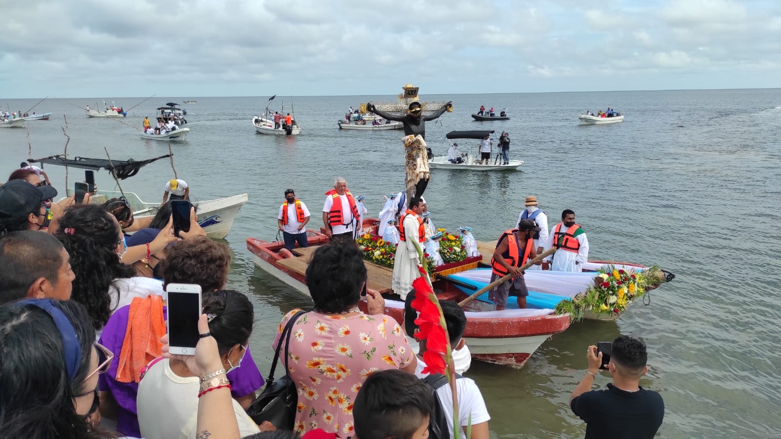 Católicos pasean por mar la imagen del Cristo Negro de San Román en Campeche:  VIDEO