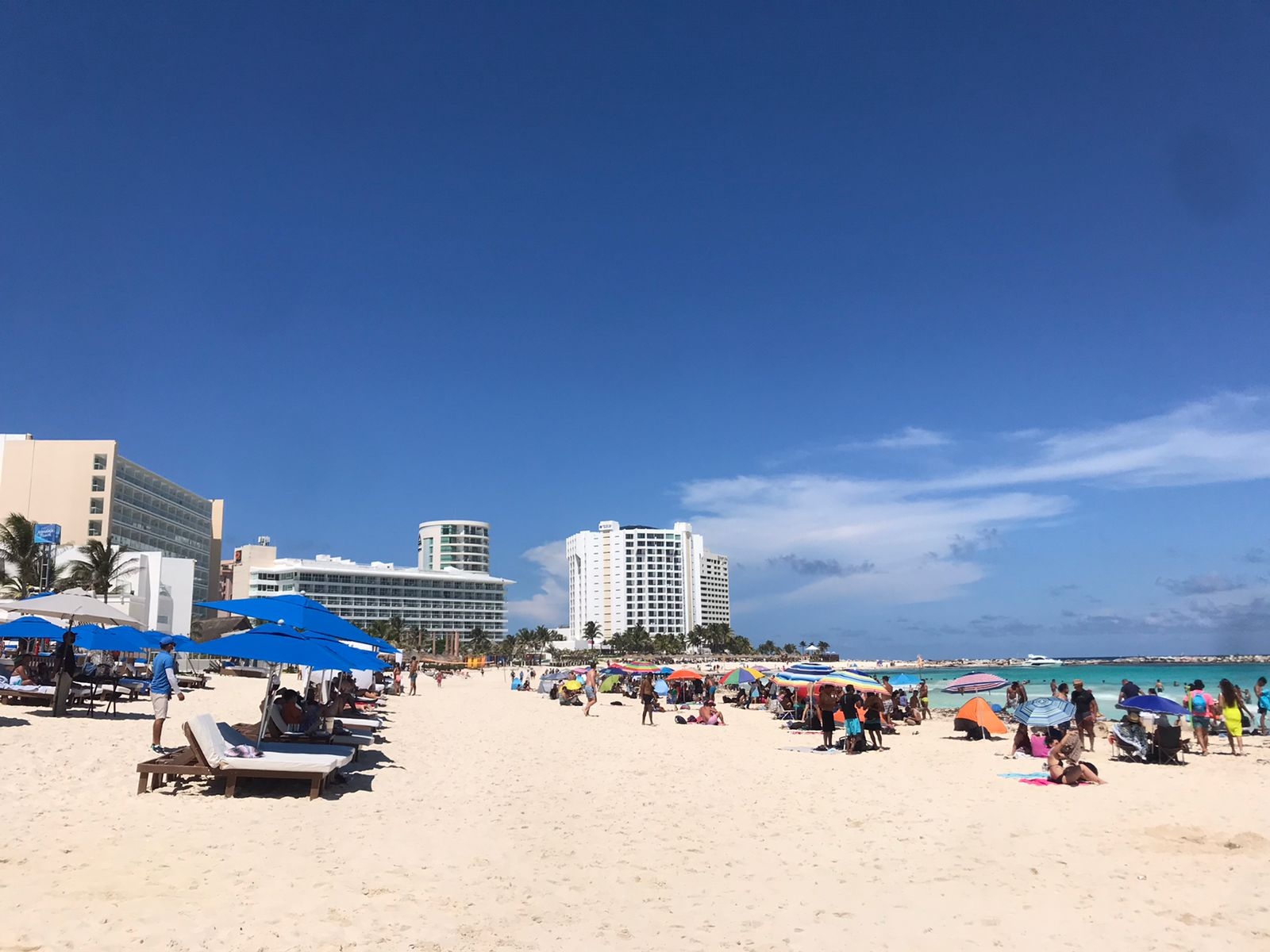 Bañistas disfrutan de Playa Gaviotas ante el 'sofocante' calor que azota a Cancún: EN VIVO