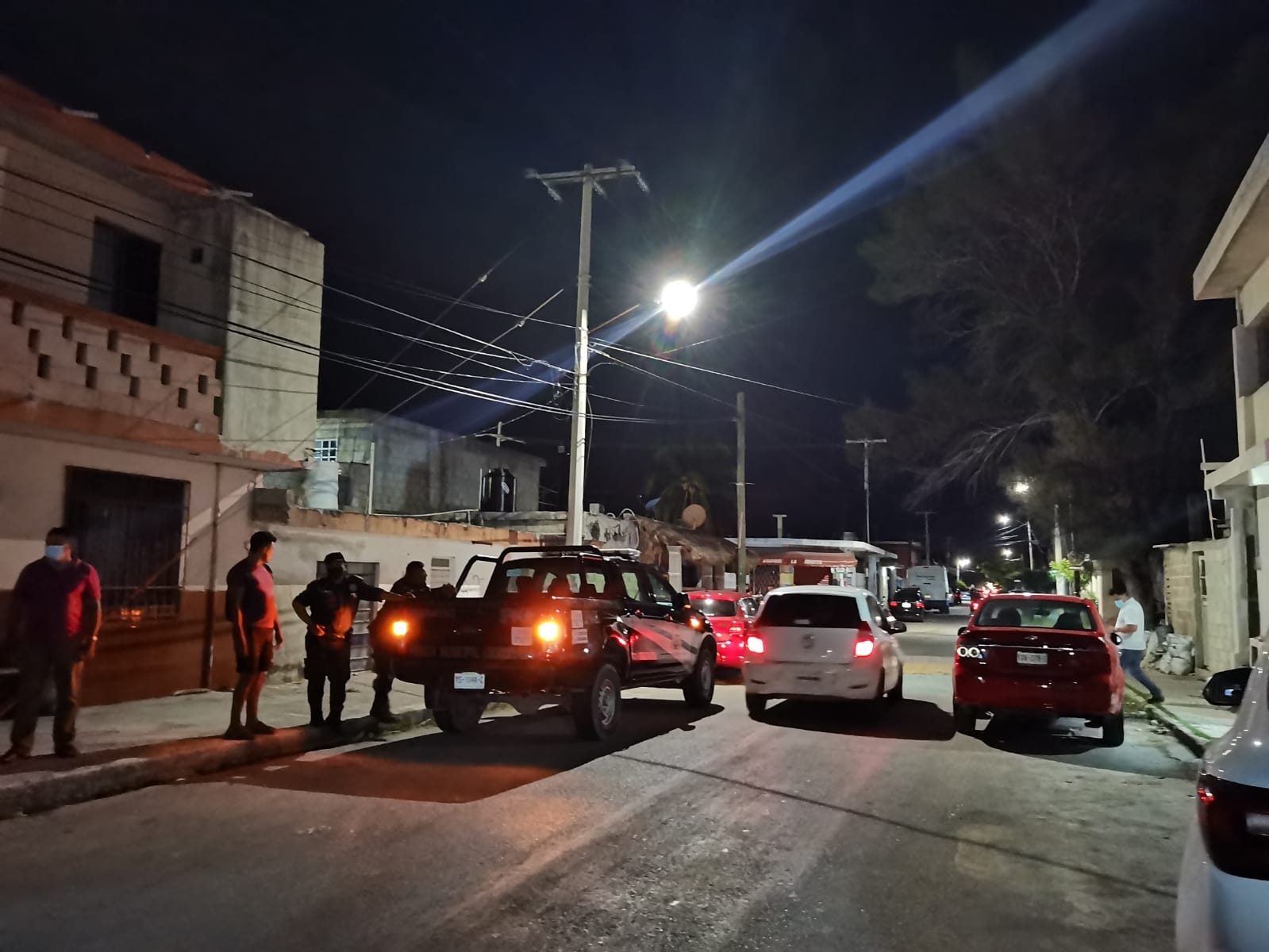 Al lugar llegó la policía municipal para detener la situación y detener al responsable