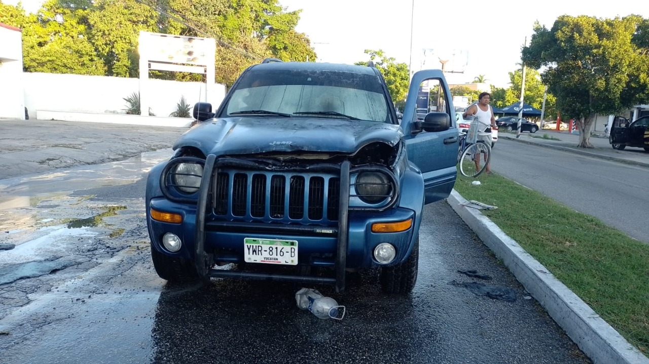 ¡Sustazo! Arde camioneta en plena avenida Canek en Mérida