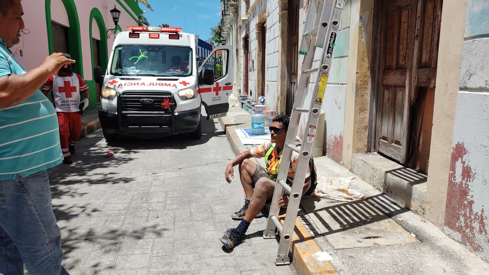 El hombre se encontraba pintando en una casona del Centro de Ciudad del Carmen cuando cayó al suelo