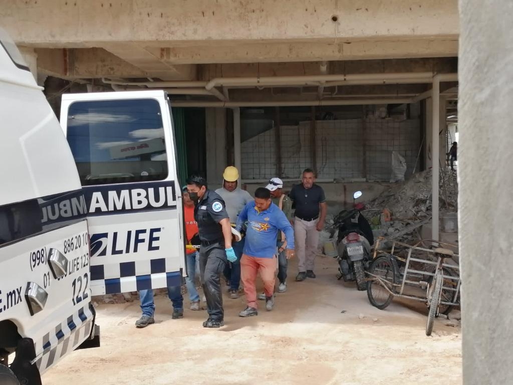 Albañil cae del sexto piso de un edificio en construcción de Cancún