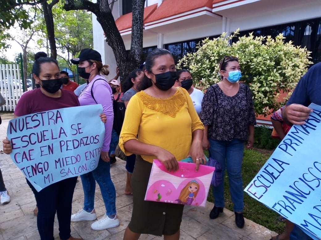 Una de las zonas que permanece destruida pese a ser el constante paso de los alumnos