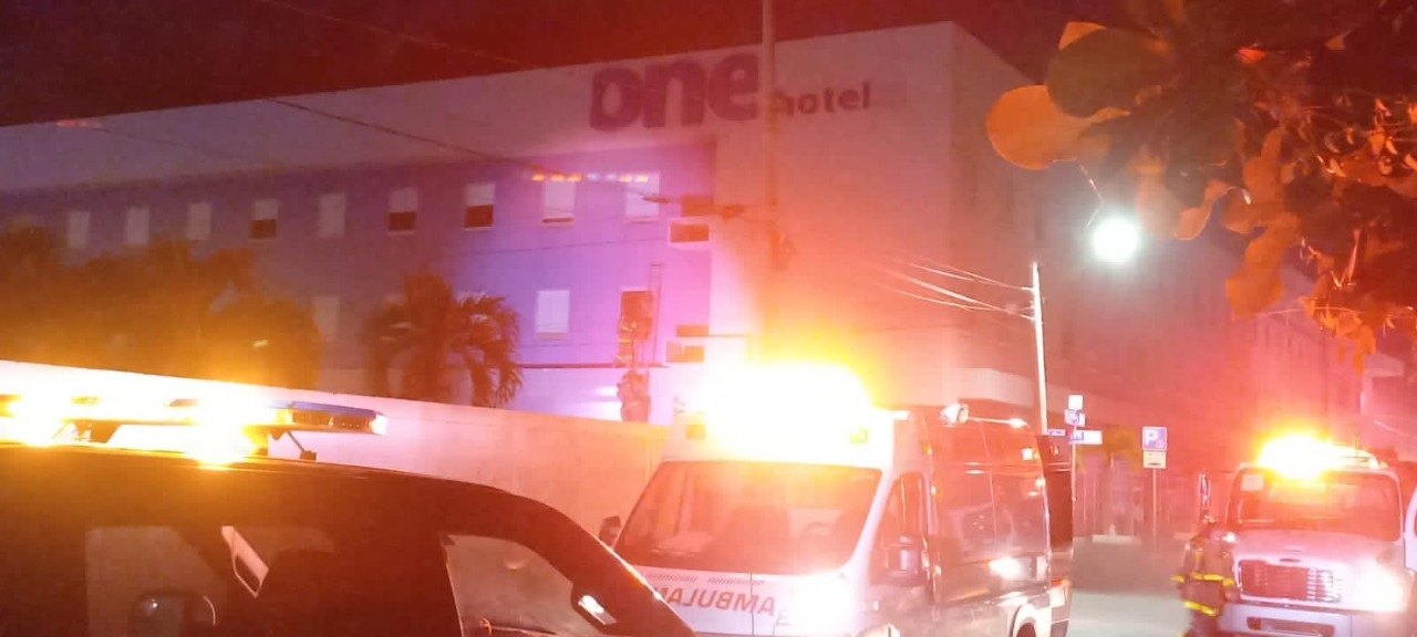 Huéspedes quedan atrapados en el sexto piso del Hotel One Playa del Carmen durante un incendio