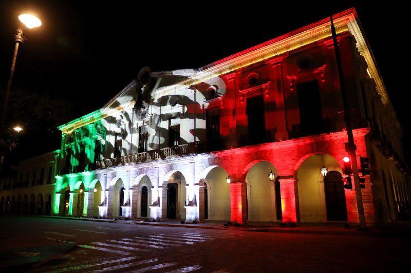 En septiembre muchos edificios publicos se iluminan con los colores de la bandera