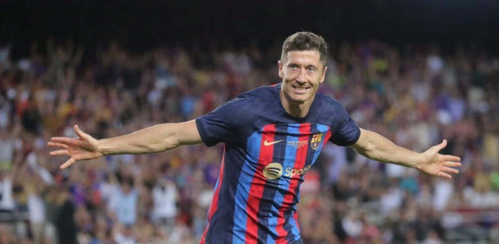 Lewandowski firma su primer triplete en Champions con el Barcelona