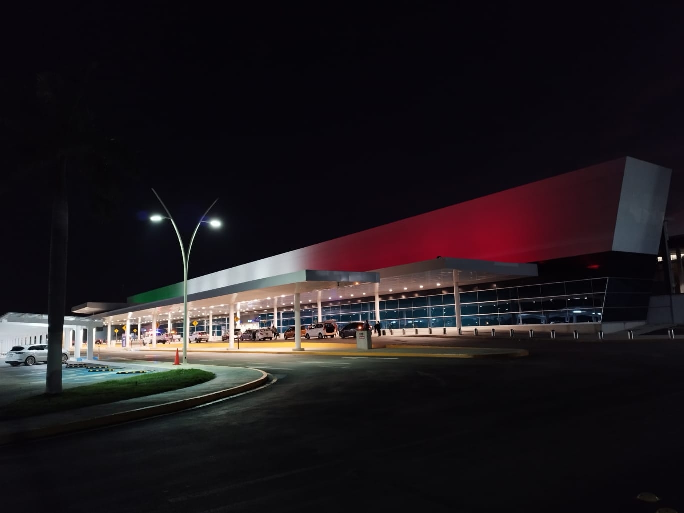 Aeropuerto de Mérida muestra su fervor patrio; se ilumina de verde, blanco y rojo