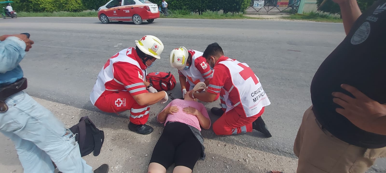 Mujer sufre accidente cuando viajaba en una moto en Escárcega; su ropa se atoró en la cadena