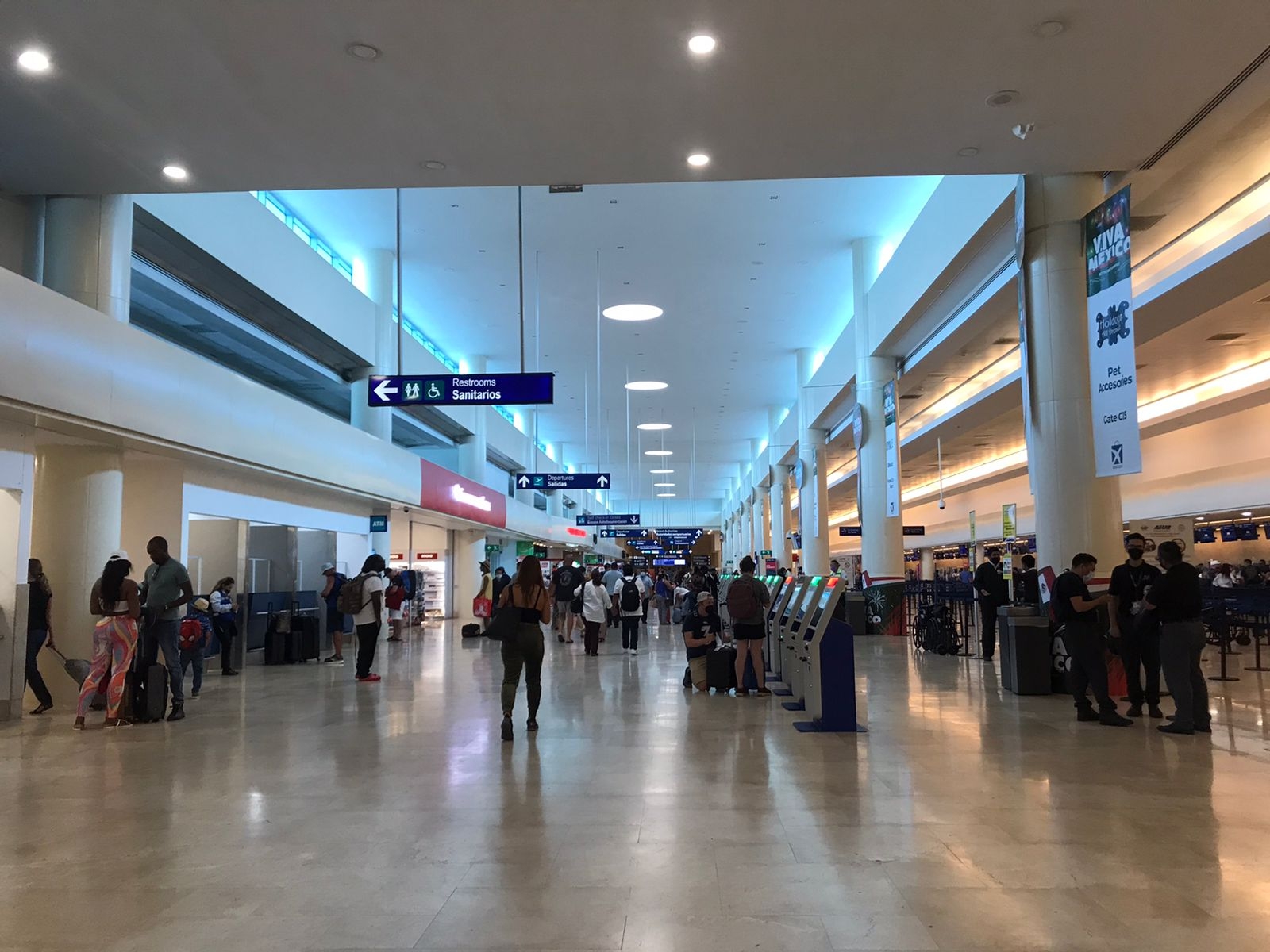 Las terminales del aeropuerto de Cancún se vieron con menos viajeros que en semanas anteriores, donde se prevé que se mantenga así, por la temporada baja