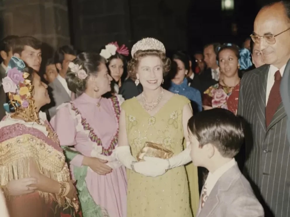 La Reina Isabel fue recibida con un desfile y una ceremonia en el Zócalo de la CDMX