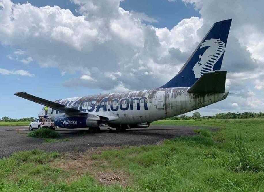 En redes sociales venden por piezas el avión de Aviacsa abandonado en Chetumal