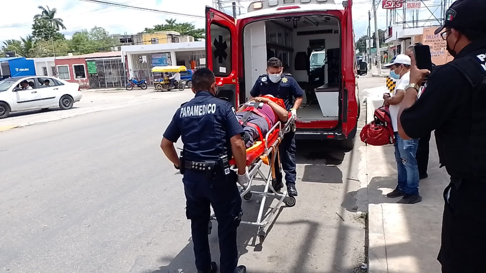 Hombre cae de cuatro metros de altura en una tienda de Kanasín