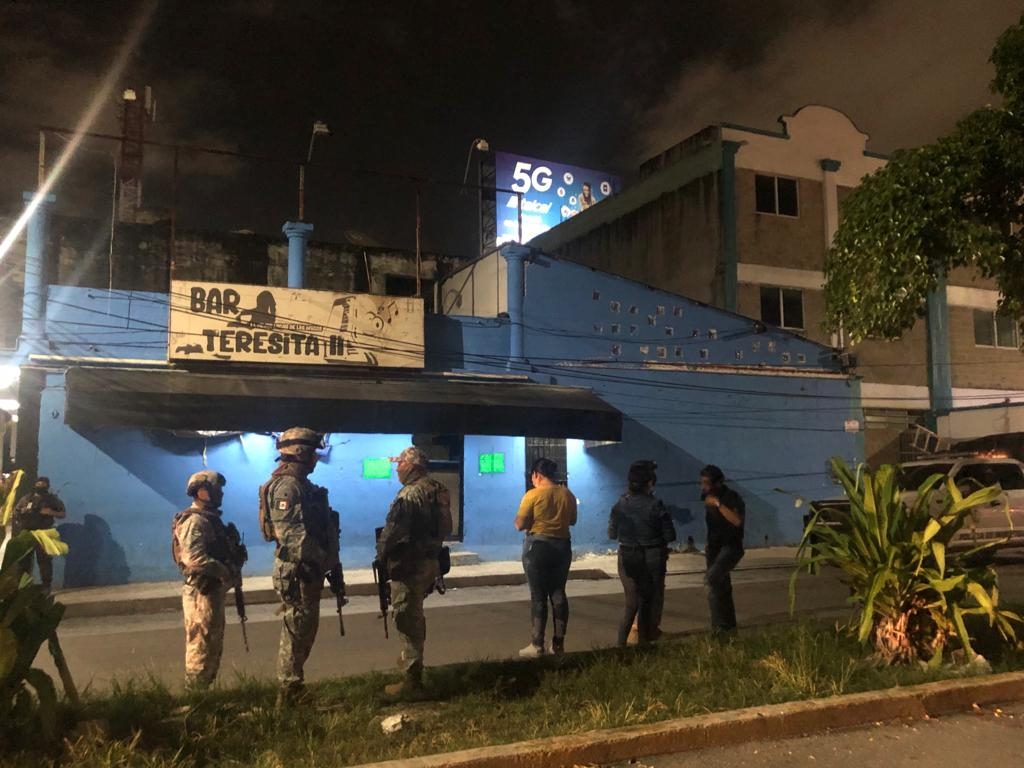 Policía de Investigación catea bar en el centro de Cancún