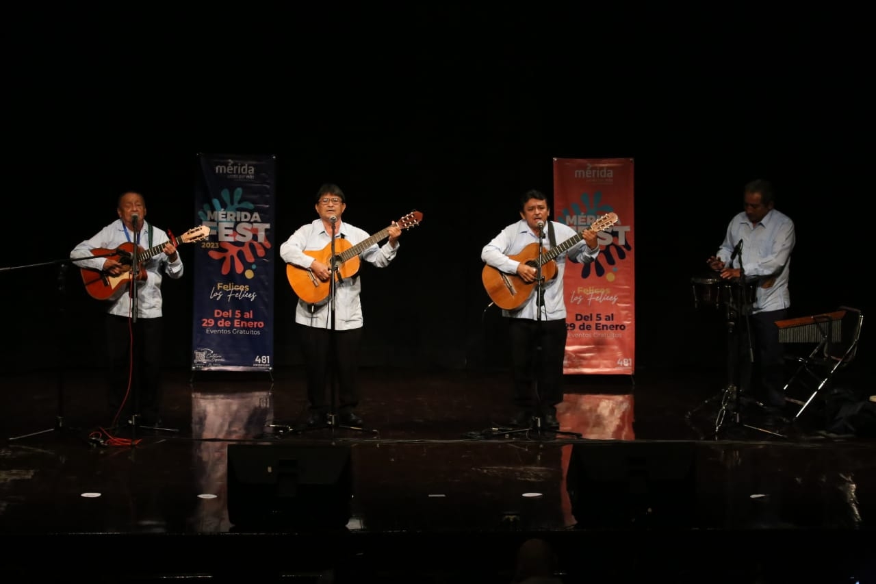 La entrega de la medalla se llevó a cabo en marco del Mérida Fest 2023