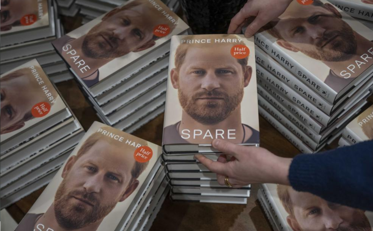 El rostro de Harry aparece en la portada de Spare, libro de sus memorias