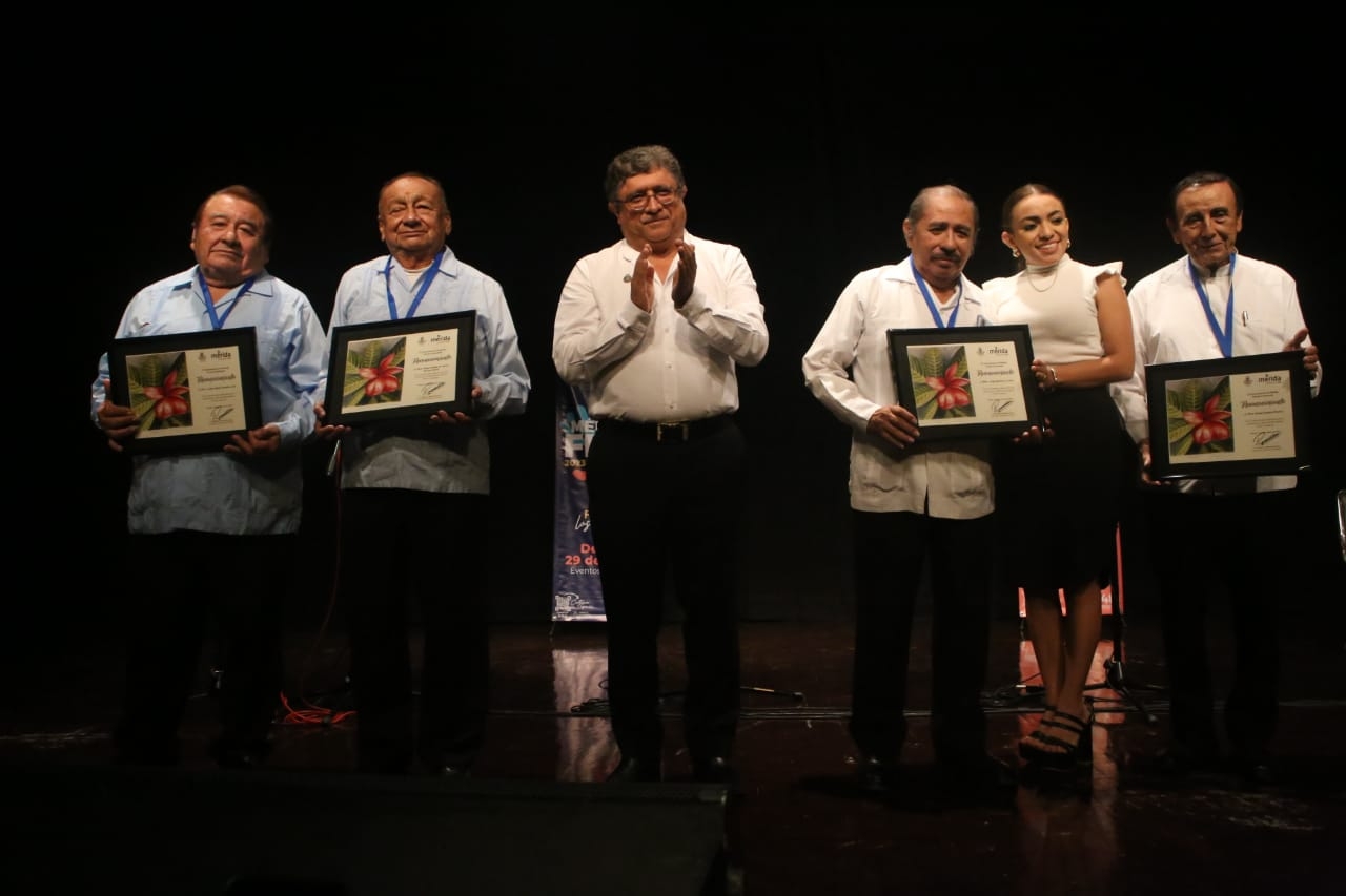 Diversos músicos originarios de Yucatán fueron reconocidos esta noche por su larga trayectoria