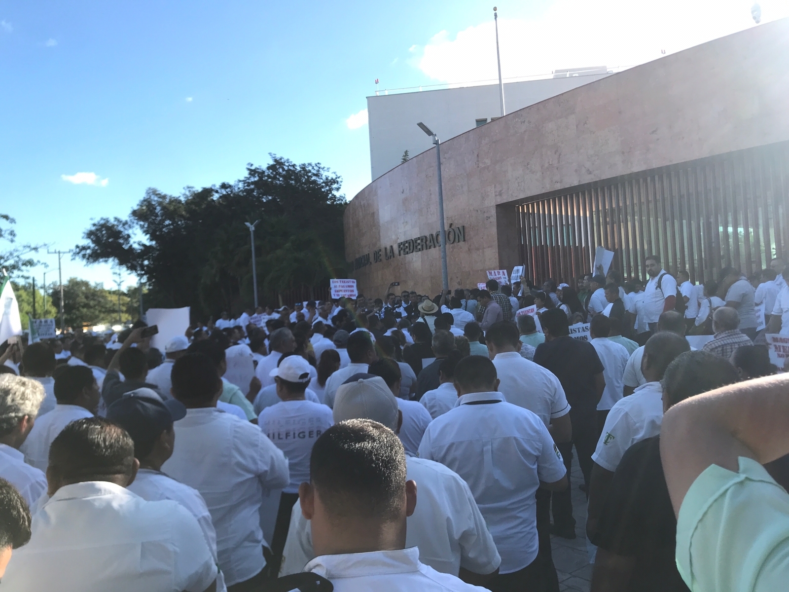 Más de mil 500 taxistas se manifiestan contra Uber en Cancún, otra vez: EN VIVO