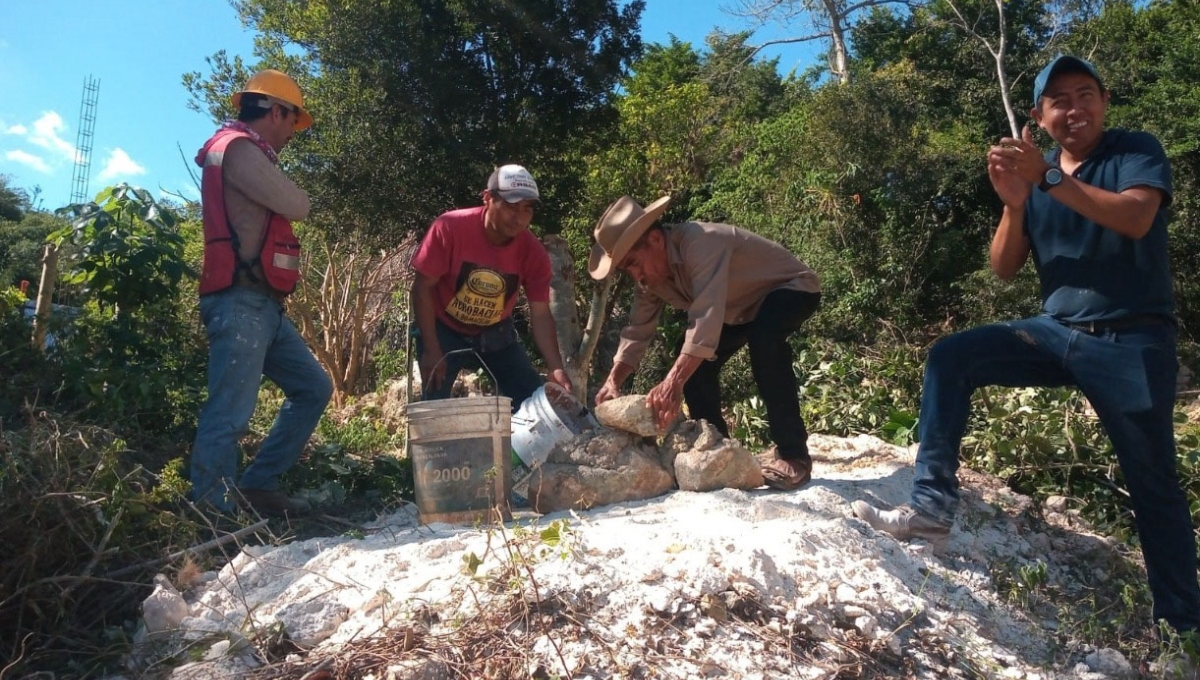 El donador Faustino Pech colocó de manera simbólica la primera piedra