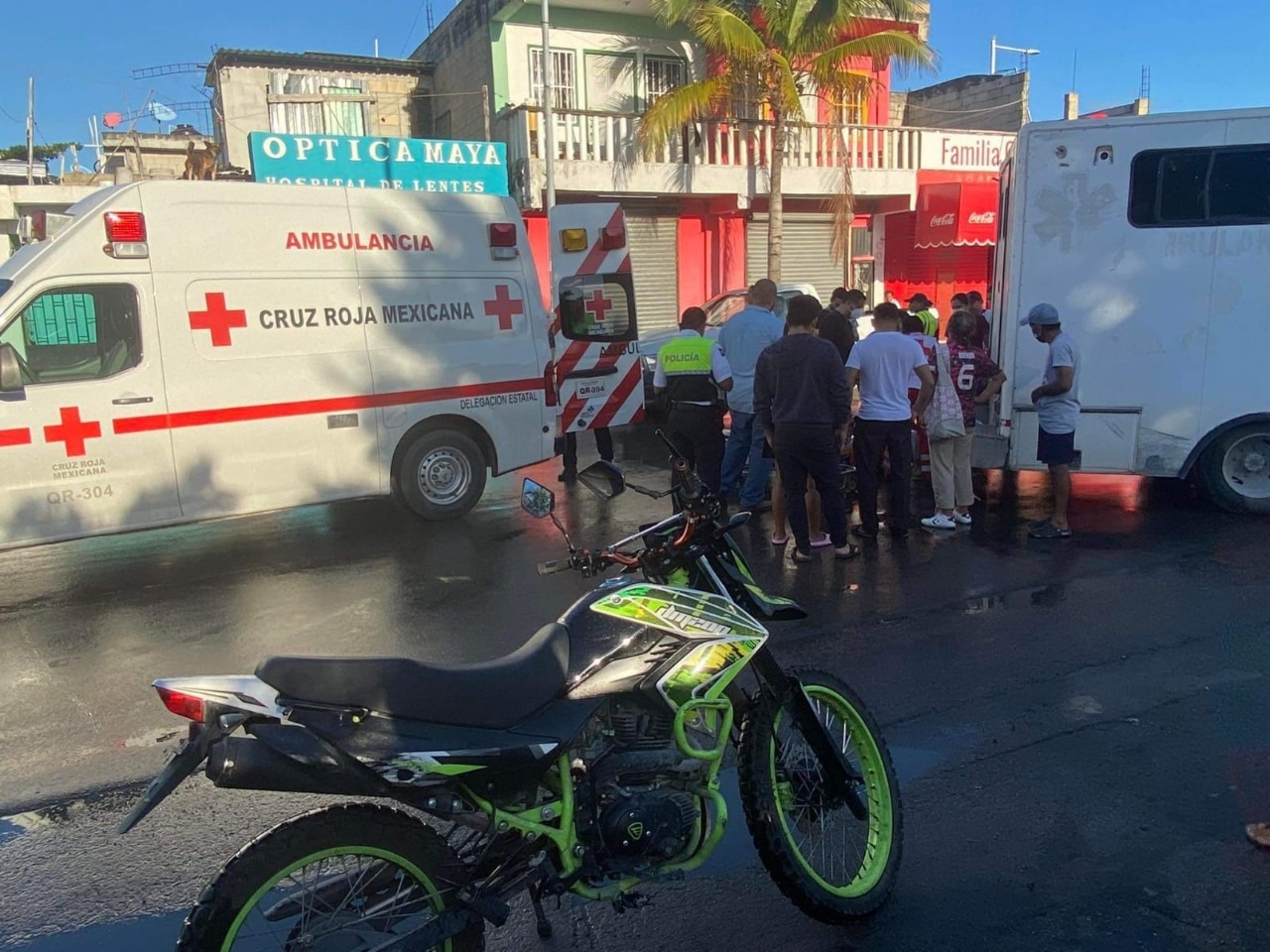 Se registra choque entre una ambulancia y un motociclista en Playa del Carmen