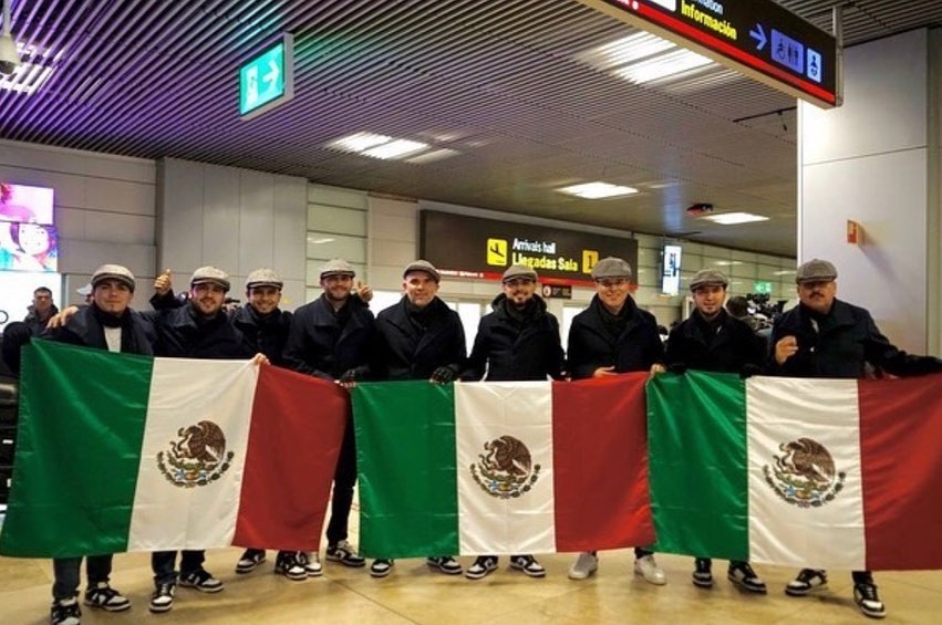 Toda la banda posó para la foto con la bandera de México en tierras madrileñas. Foto: Especial