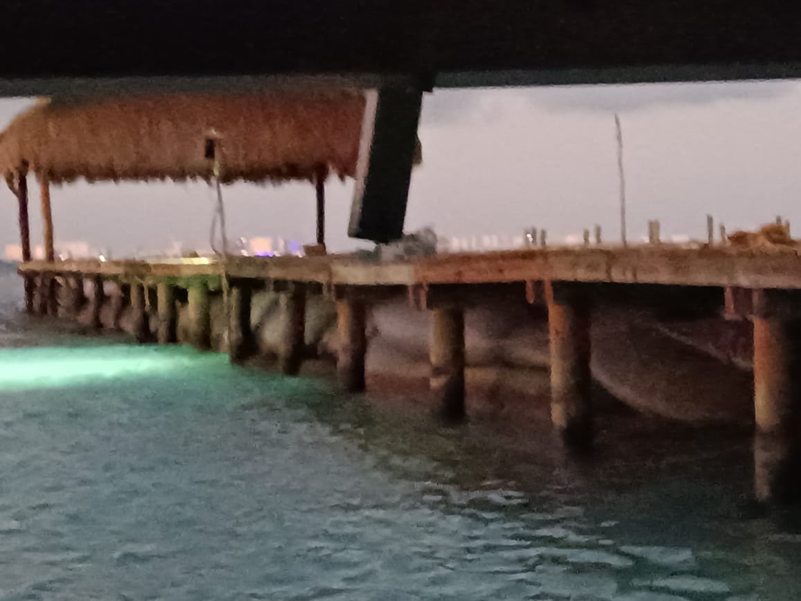 Ciudadanos muestran inconformidad ante dragado y relleno de la playa en Isla Mujeres