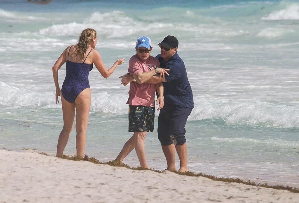 Captan a Michael J. Fox de vacaciones en playas de Tulum, Quintana Roo