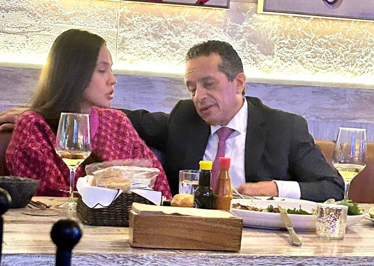 Captan al exgobernador de Quintana Roo, Carlos Joaquín, con supuesta novia