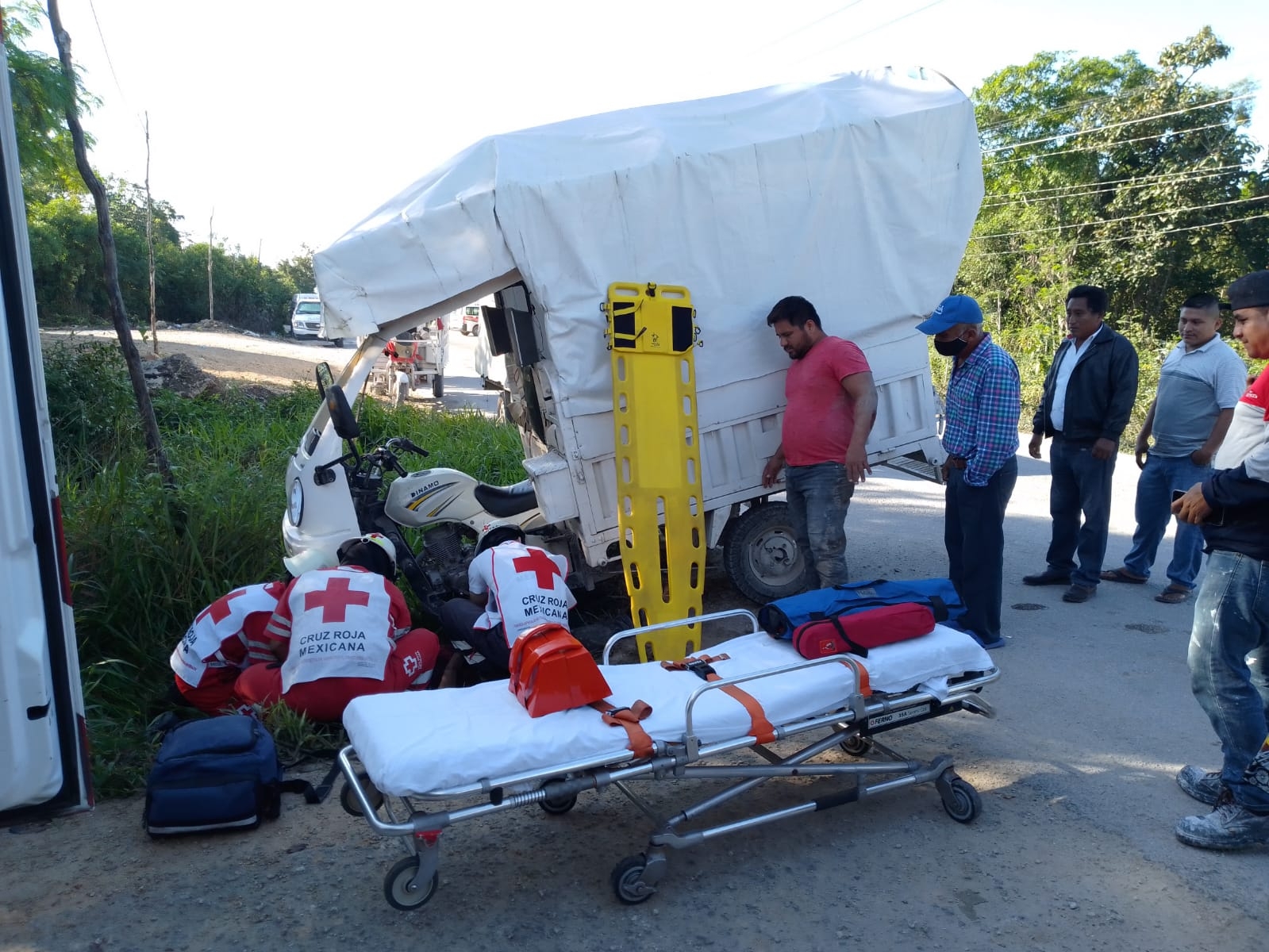 Motociclista sufre aparatoso accidente en la colonia Tres Reyes en Cancún