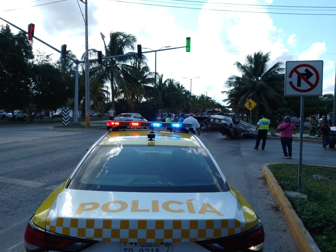 Dos lesionados fueron el saldo de una volcadura sobre la Avenida Andrés Q. Roo en Cancún