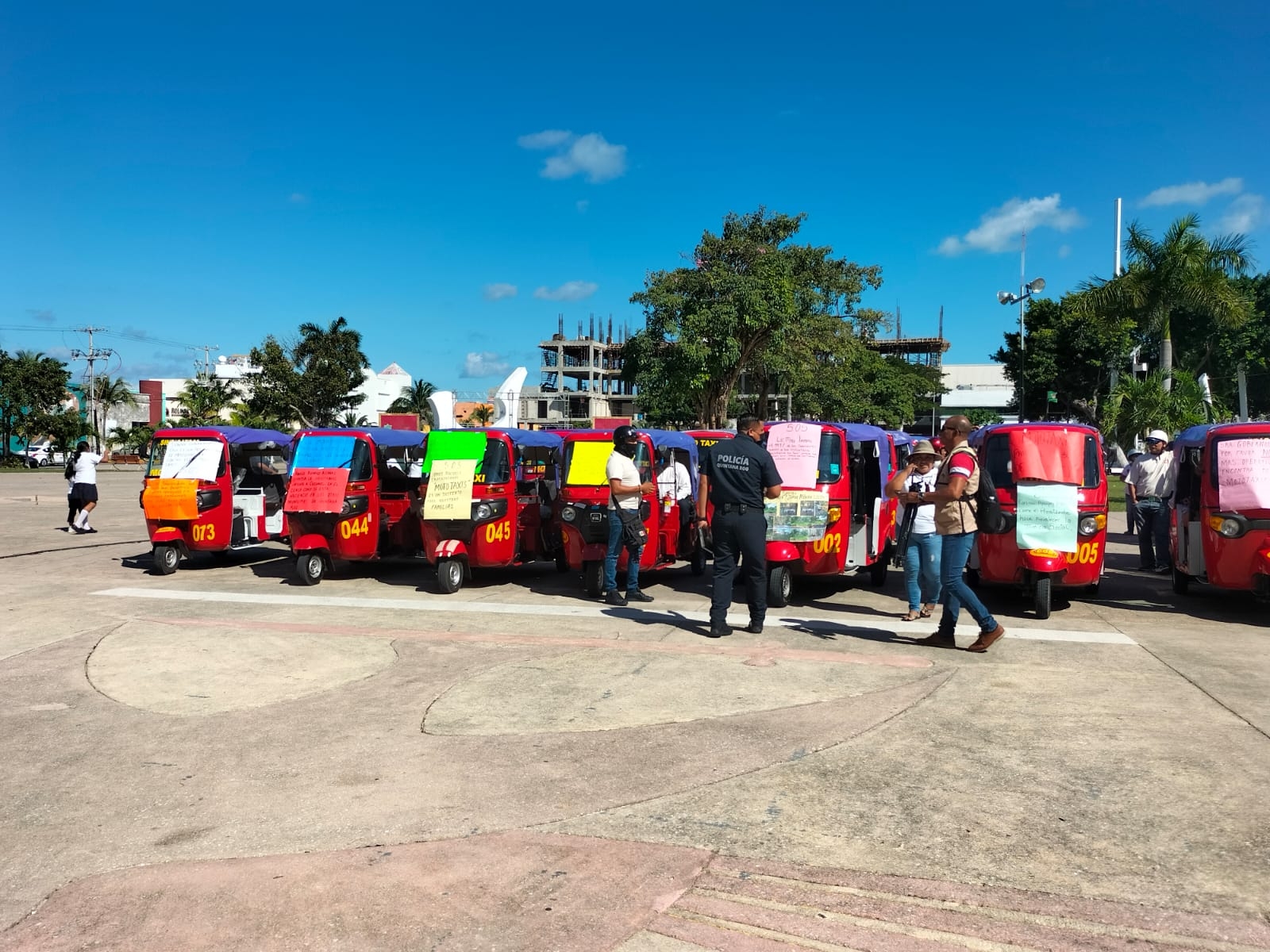 Mototaxistas en Cozumel se manifiestan frente al Palacio Municipal: EN VIVO