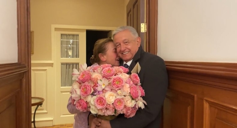 AMLO dedica serenata y lleva ramo de rosas a su esposa Beatriz Gutiérrez por su cumpleaños: VIDEO