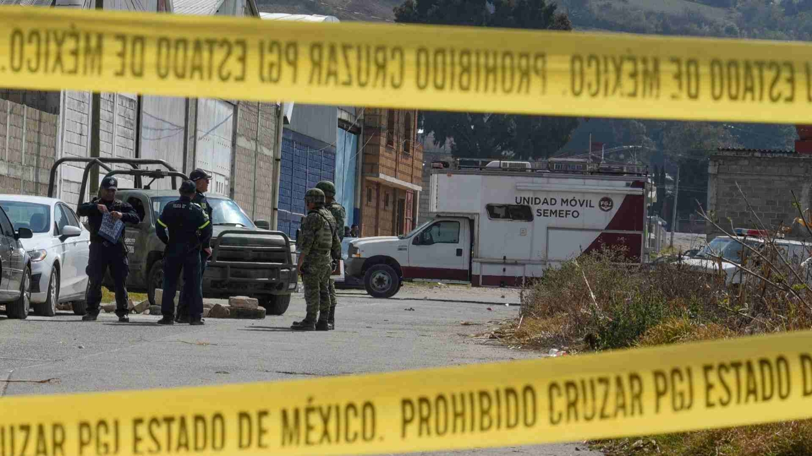 Descubren fosa clandestina con 26 paquetes de restos humanos en el Estado de México