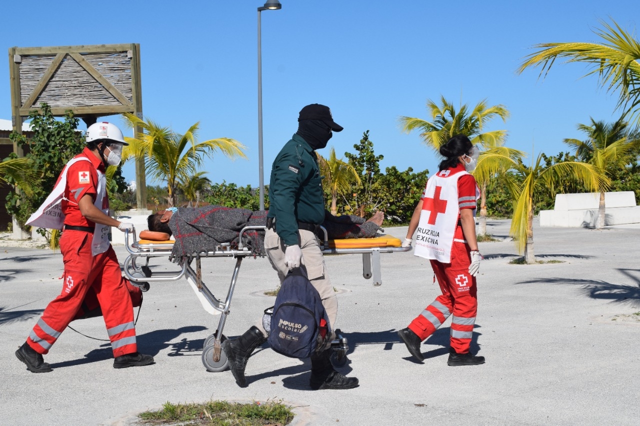 Hombre borracho se desmaya en el malecón de Progreso