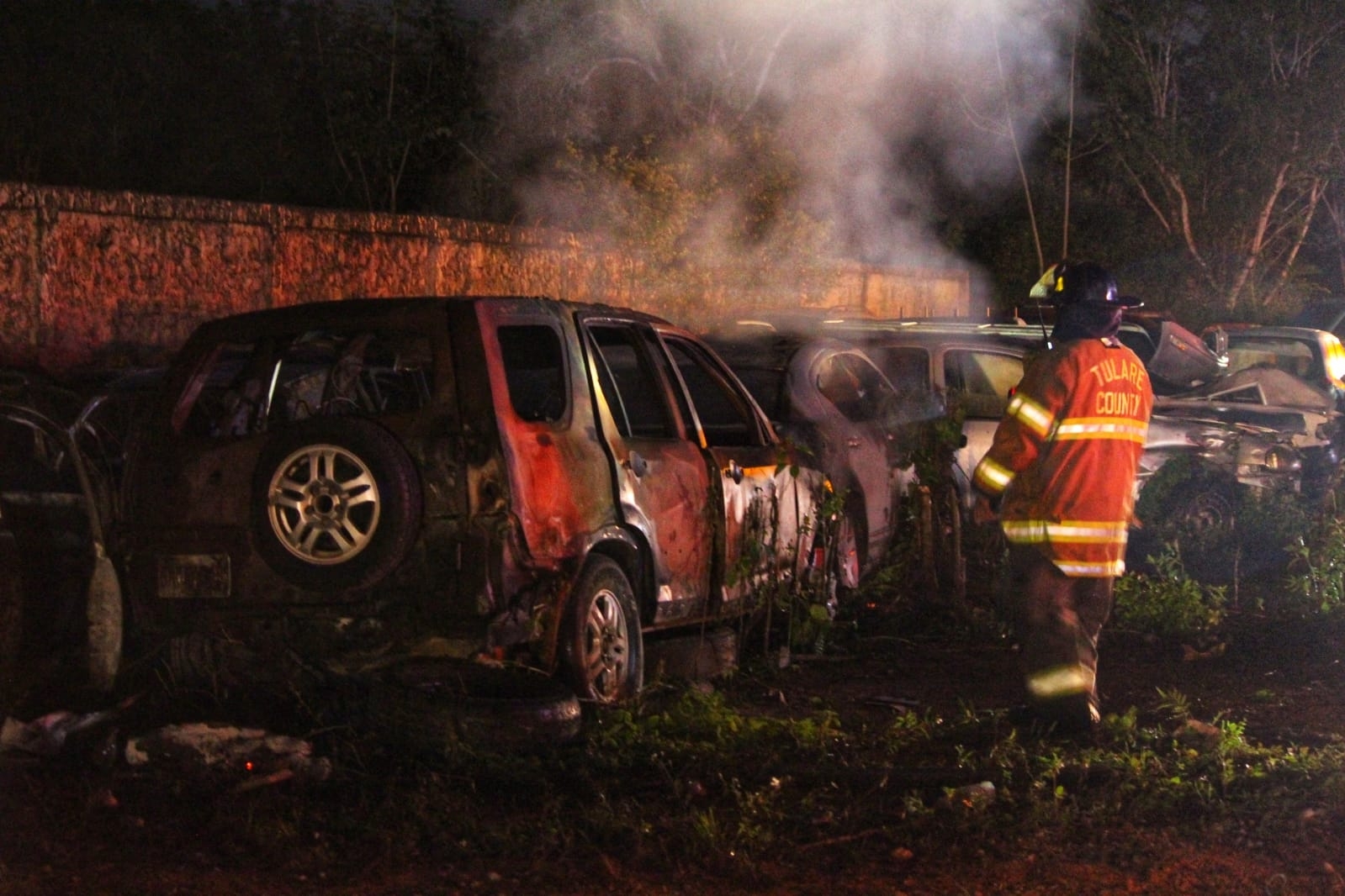 Incendio consume un encierro de autos sobre  la carretera Cancún-Leona Vicario: VIDEO