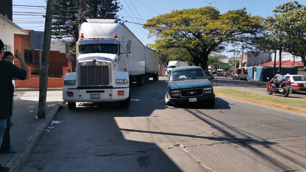 Conductor pierde un neumático y causa bloqueo vehicular en Ciudad del Carmen