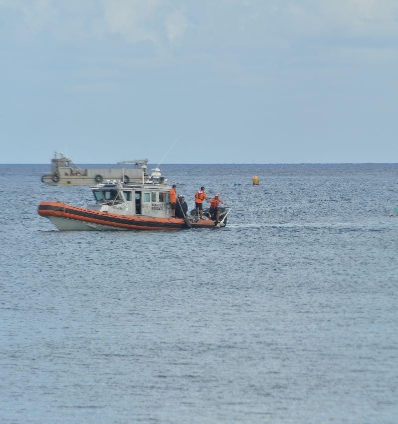 Los navales iniciaron la búsqueda a la par con otras embarcaciones particulares