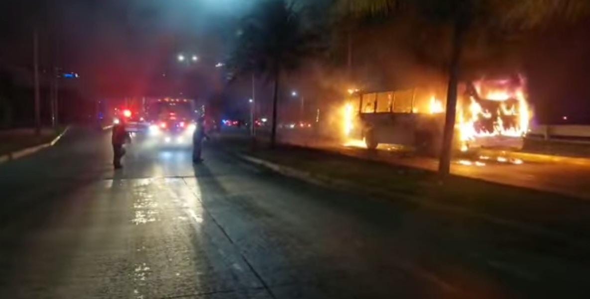 Un cortocircuito provocó el incendio de un autobús lo que causó caos vial en Cancún