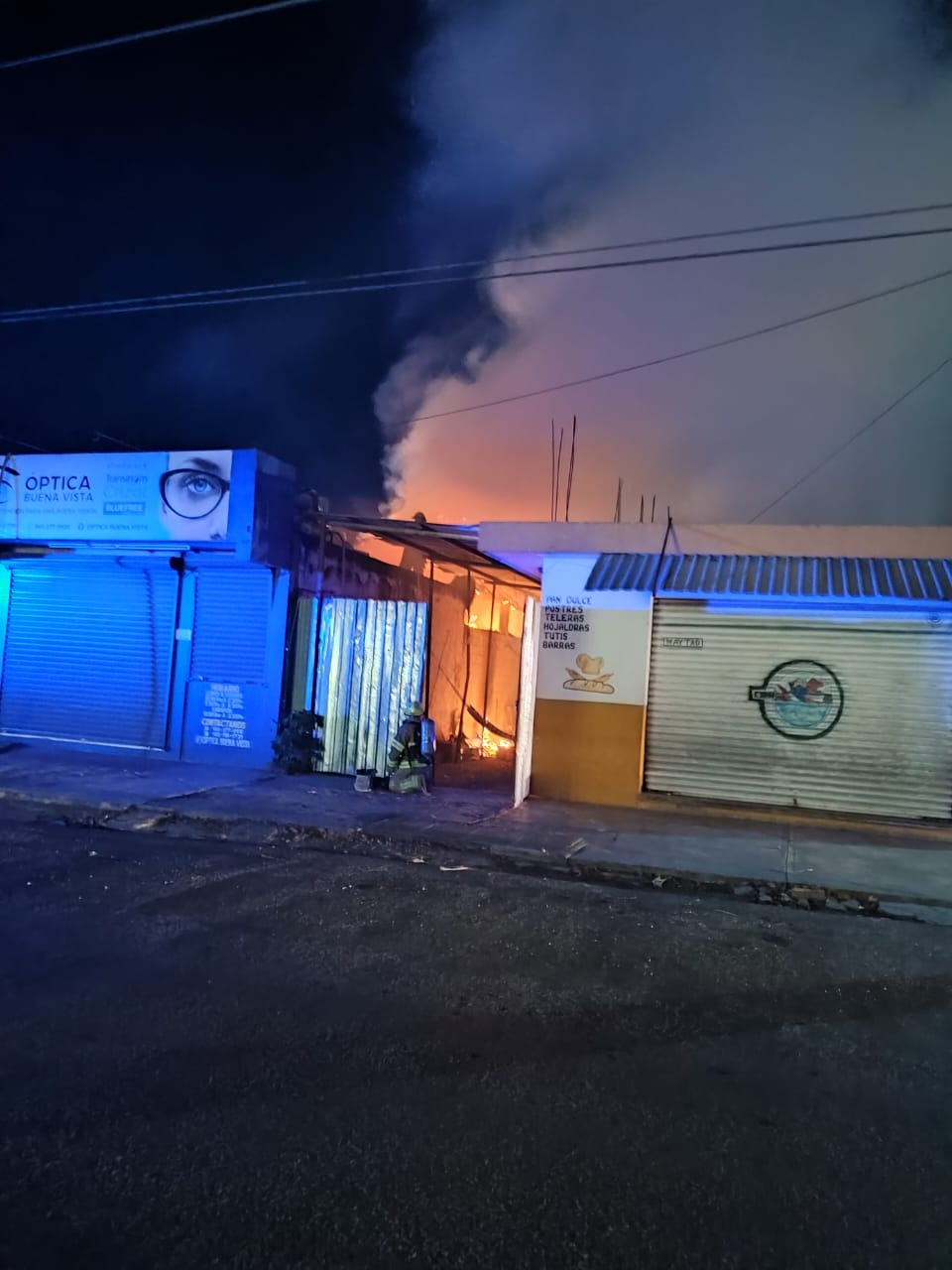 Palapa en Chetumal queda reducida a cenizas durante la madrugada