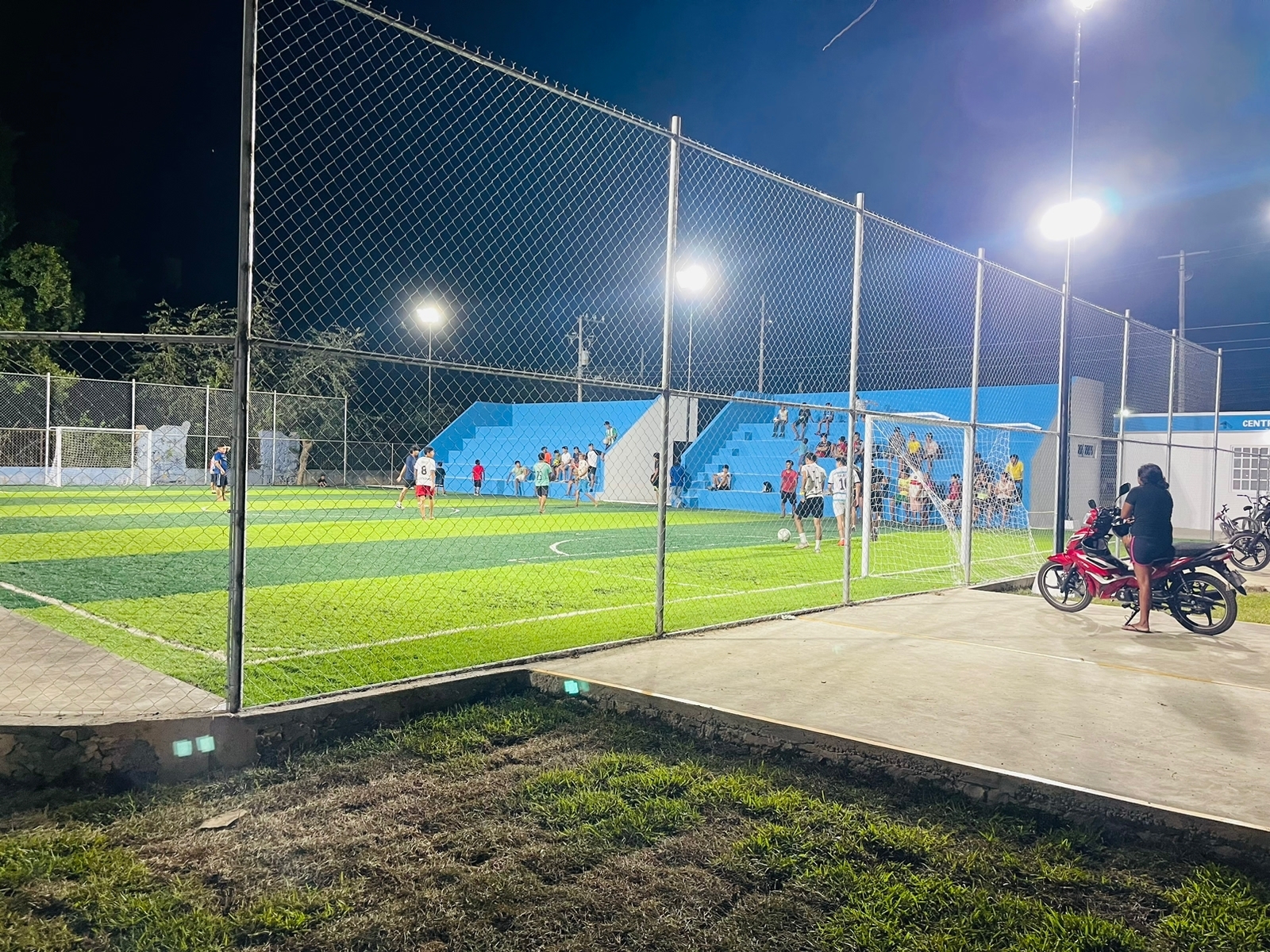 Emmanuel Hernández trató de tener el control de la cancha recién inaugurada en la comunidad