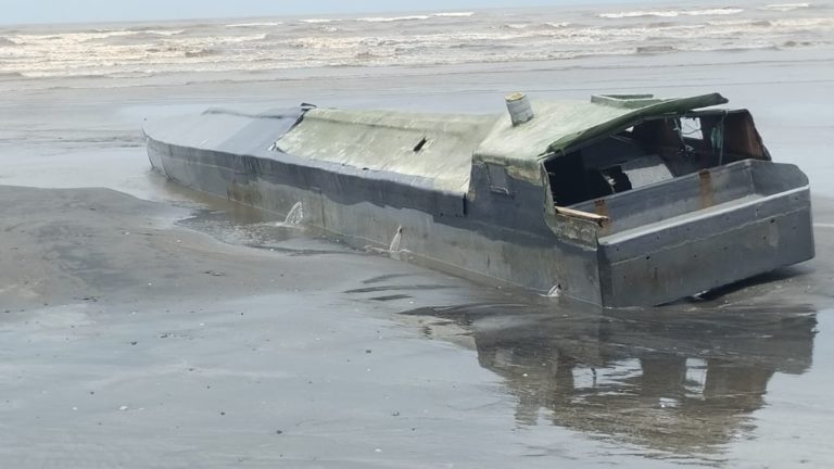 El narcosubmarino fue hallado a las orillas del mar en la provincia de Esmeralda en Ecuador