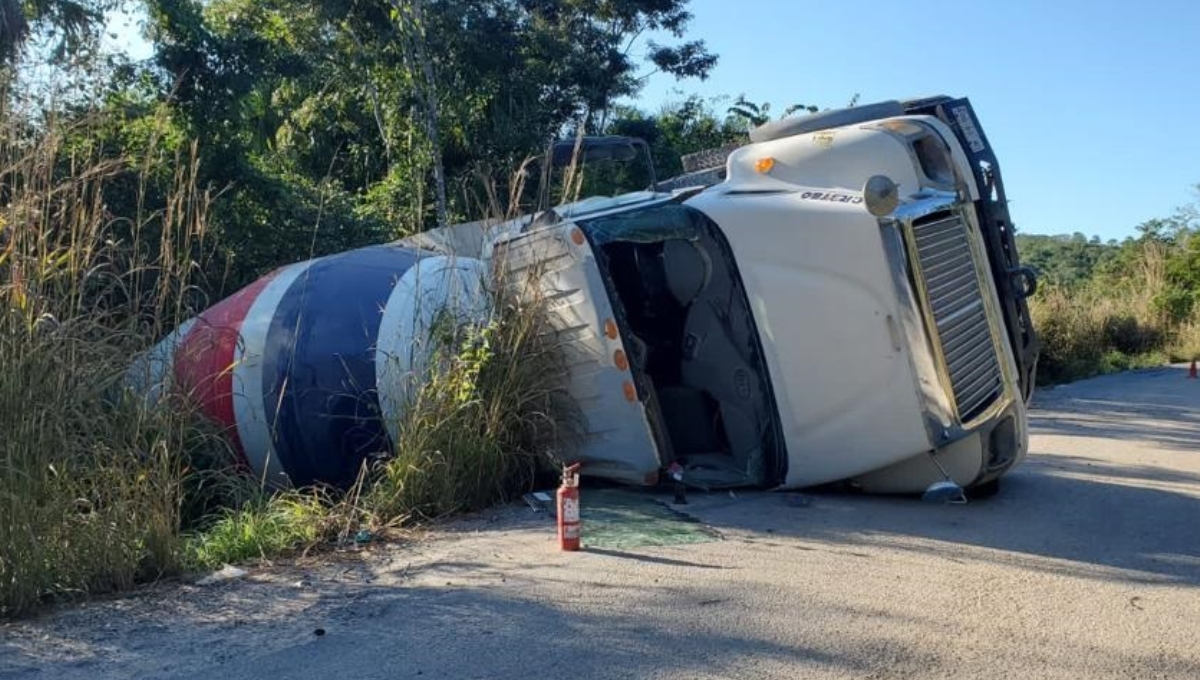 Vuelca revolvedora de cemento en carretera de Champotón