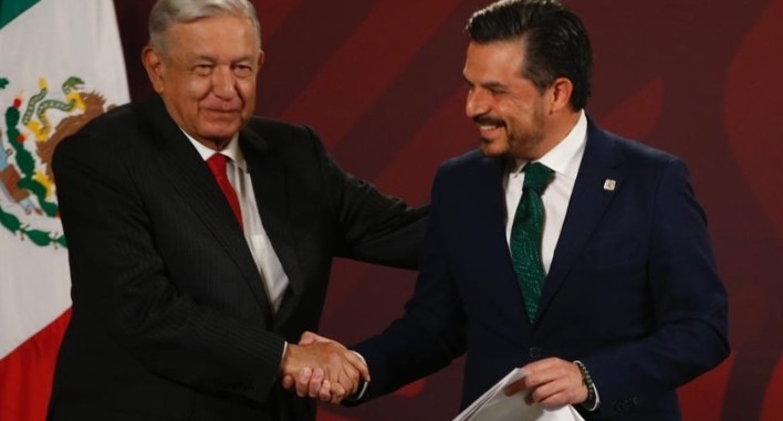 AMLO reconoce labor de trabajadores del IMSS en su aniversario 80