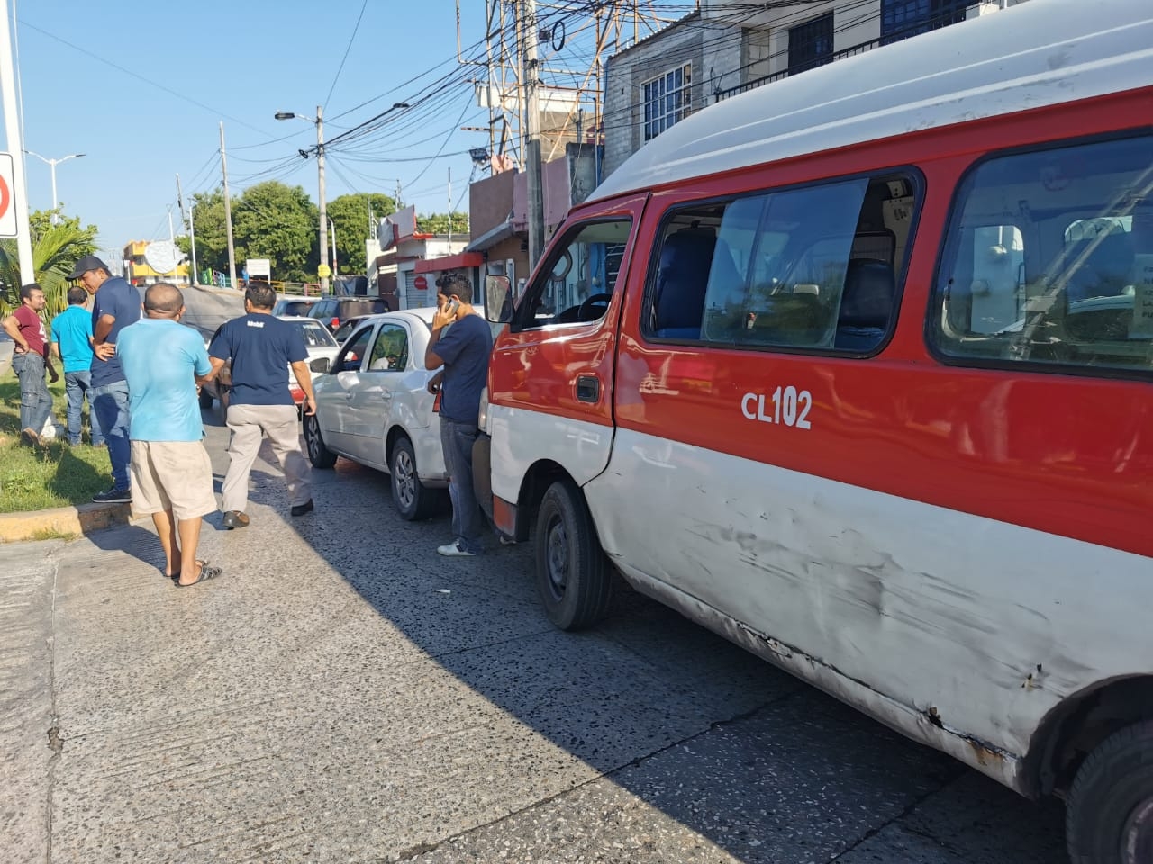 Combi provoca carambola y bloquea carril en Ciudad del Carmen