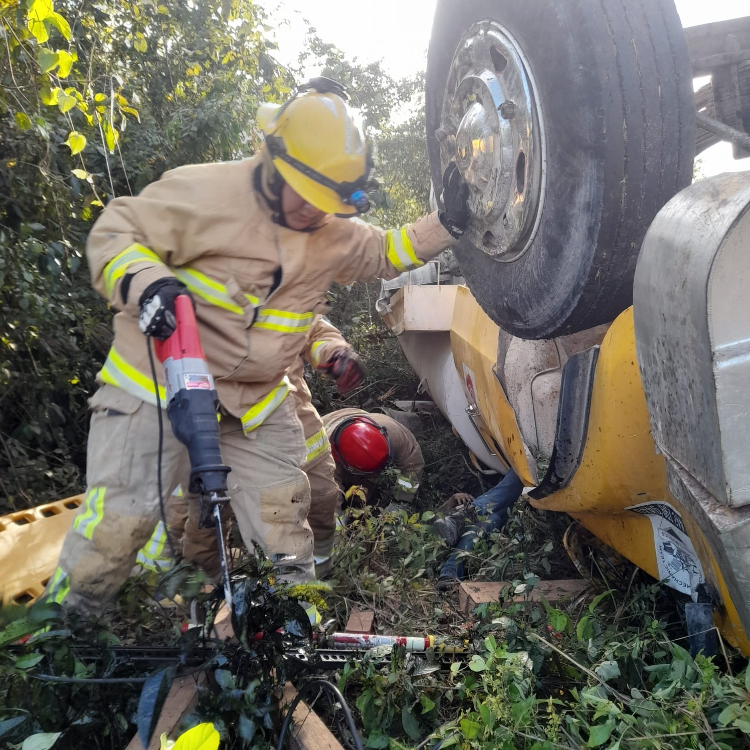 Rescatan a persona prensada debajo de una pipa en la carretera Cancún-Mérida