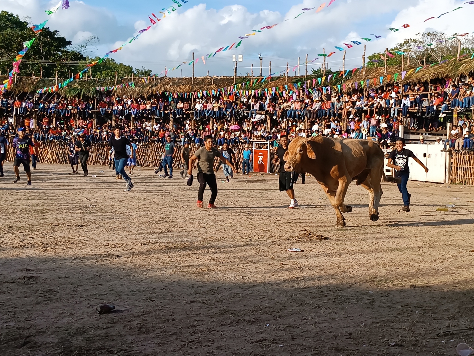 El evento dejó a cuatro personas lesionadas al ser embestidas por los bovinos en el redonde