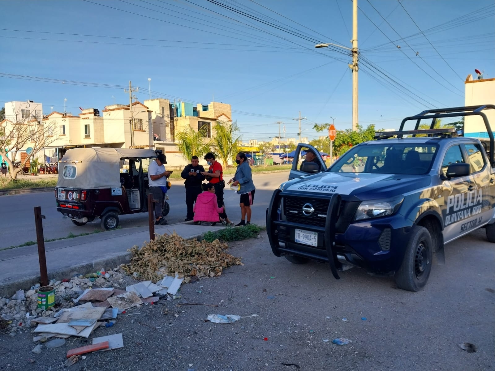 Salió a la calle a pedir ayuda y terminó tendida en la banqueta con la grave herida