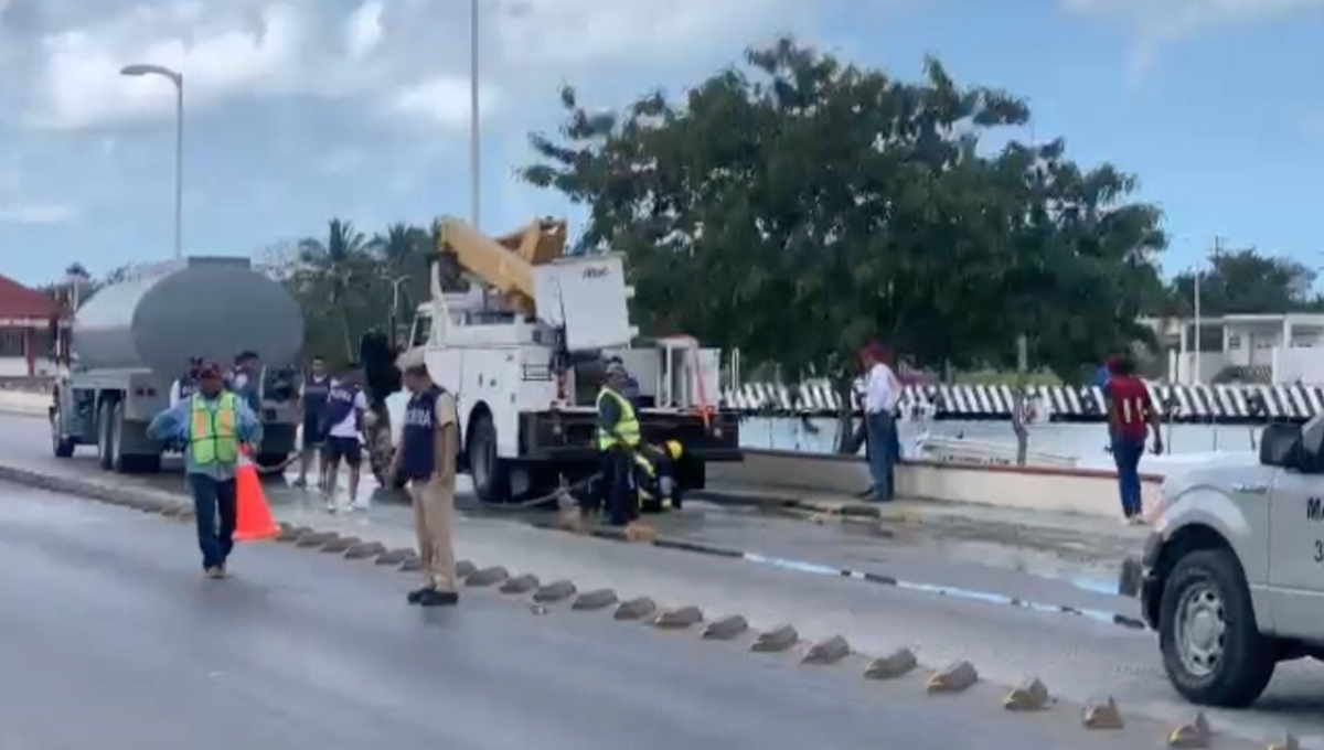 Se incendia grúa por un cortocircuito en Champotón